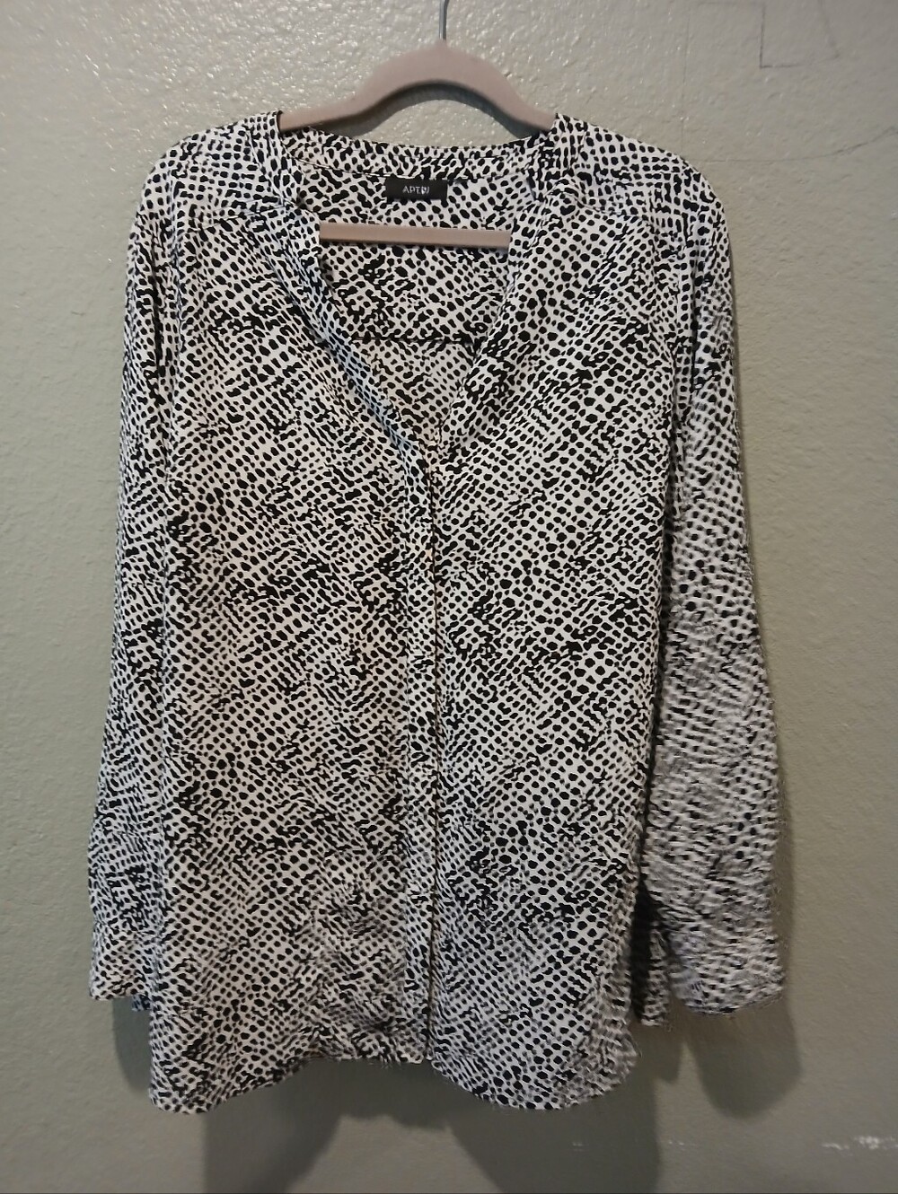 Apt. 9 Black and White Printed Button-Down Blouse. Size XL